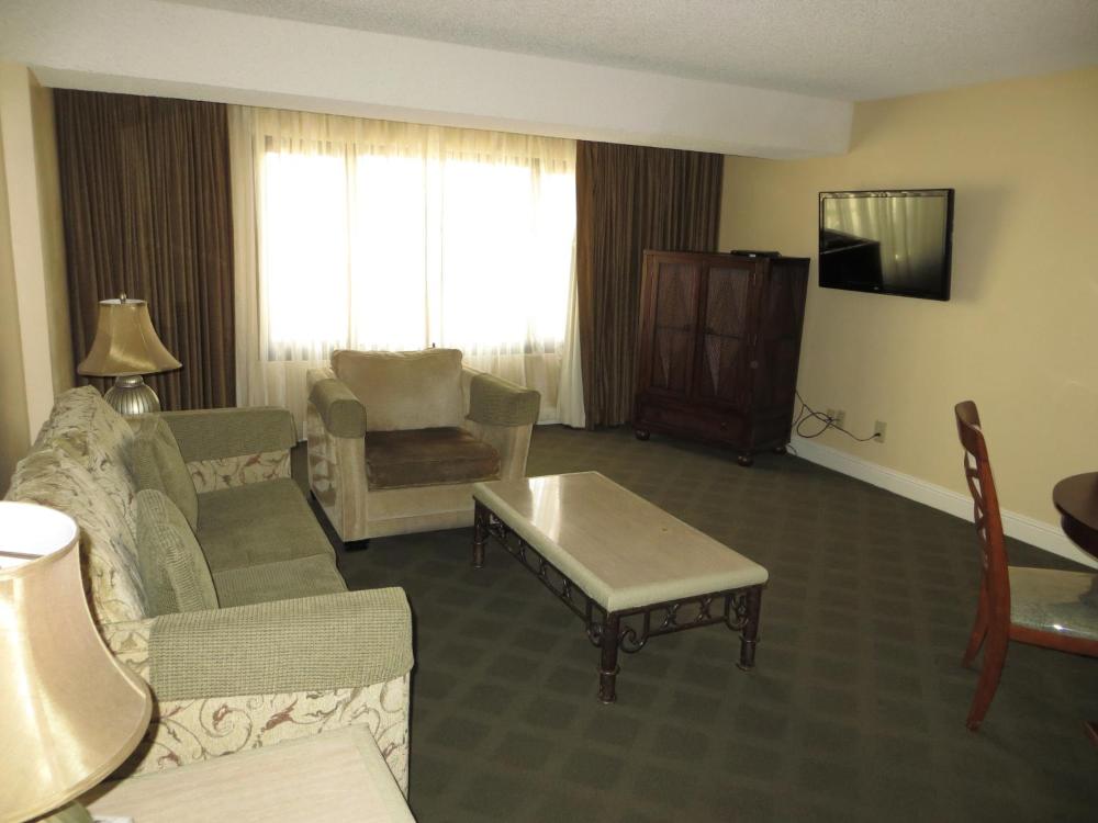 Deluxe One-Bedroom Suite (No Resort Fee) interior
